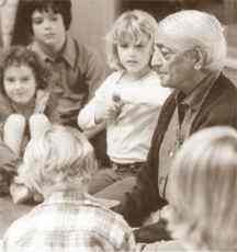 Jiddu Krishnamurti with children